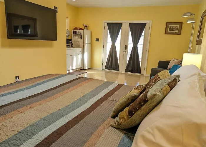 W/ Private Access And Patio Apartment *