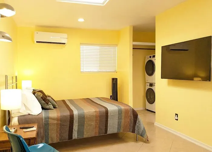 W/ Private Access And Patio Tucson