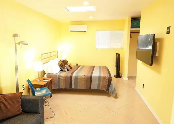 W/ Private Access And Patio Apartment