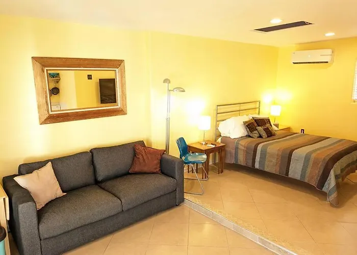 Apartment W/ Private Access And Patio