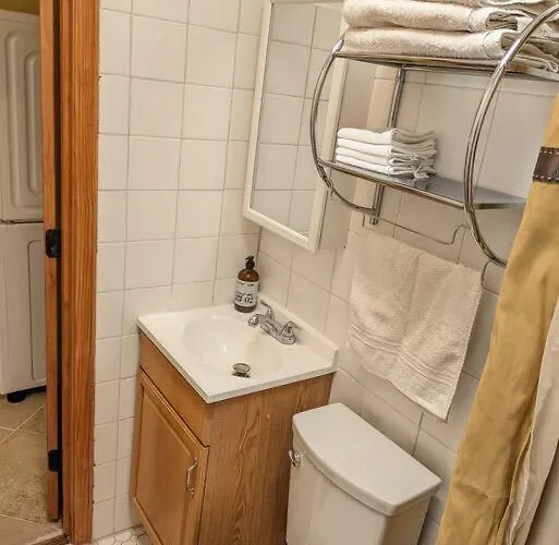 Apartment W/ Private Access And Patio *