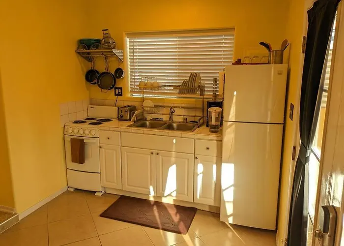 W/ Private Access And Patio Apartment *