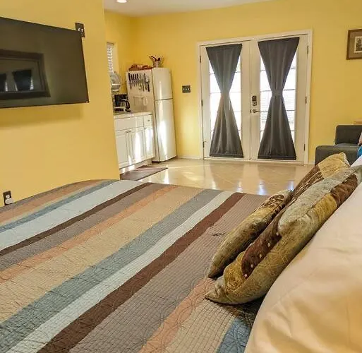 W/ Private Access And Patio Apartment